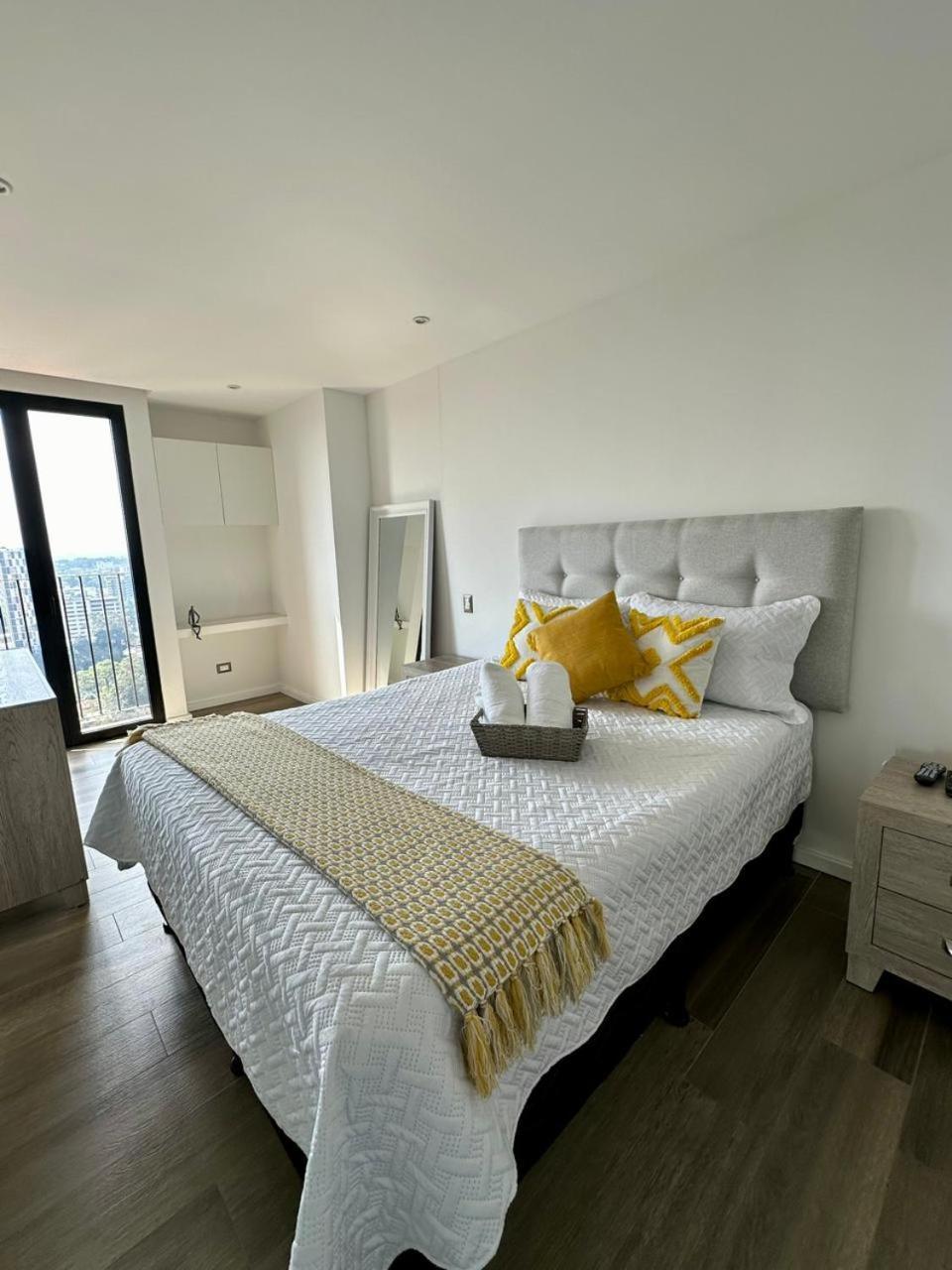 2 Habitaciones, Edificio Airali, Zona 10, Napoles Apartment *